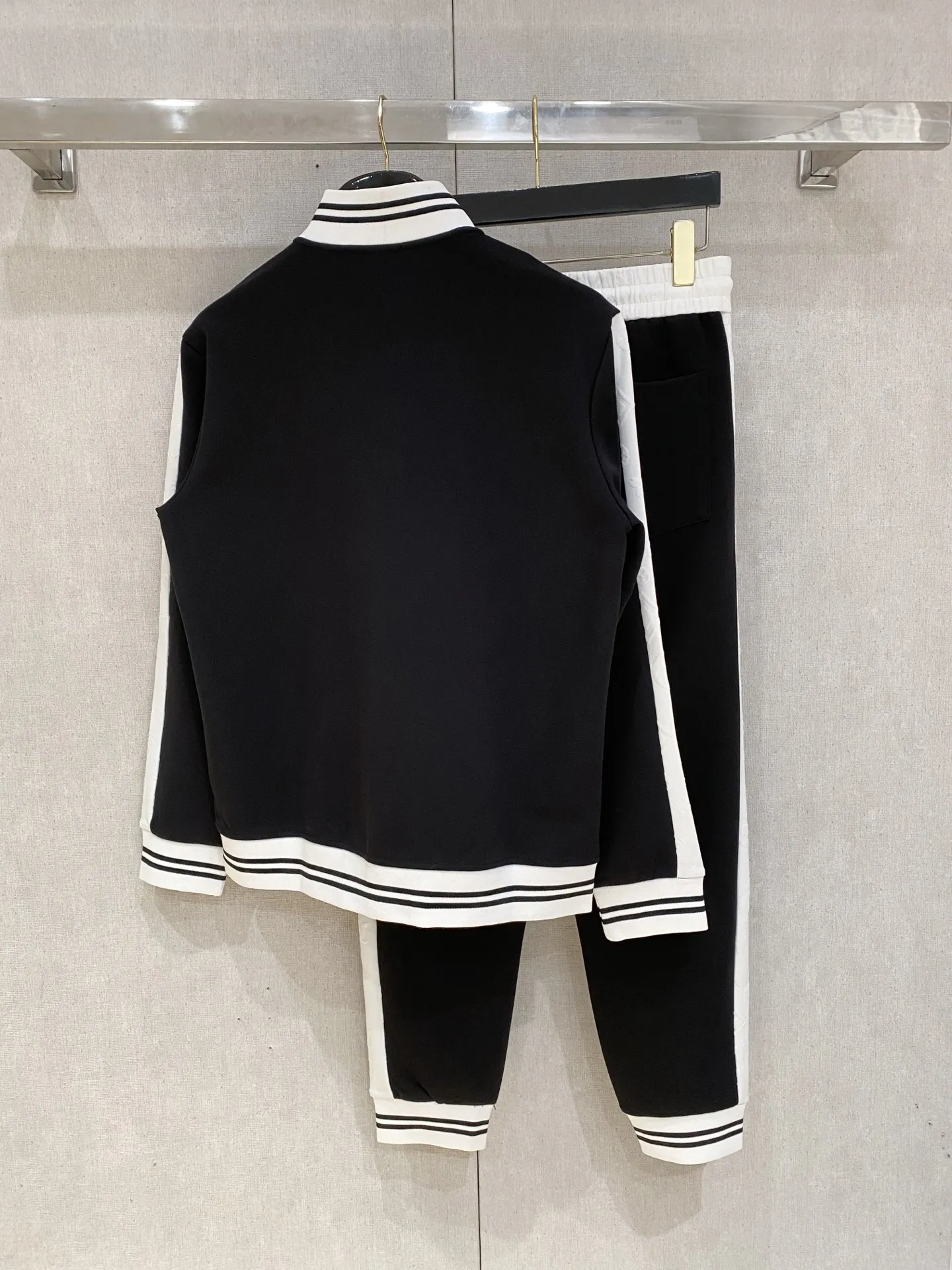 🅿️720 LV hot-selling suit is coming. Focus on the original version of the official website. 2025 new hot-selling cardigan suit. The original order is the best. 🇭🇰The meticulous work of top designers. It has a fitting and perfect upper body effect. All-natural high-quality Tencel Roman cotton 100%, close-fitting comfort, noble and elegant! Original hardware embodies elegance and nobility! Counter size: M-3XL (maximum wear up to 190 pounds)